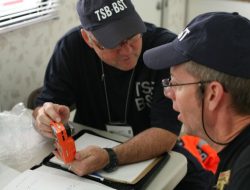 Landfill Gas Monitoring Equipment nvestigators Lelièvre and Wallis discussing the functionality of a gas detector - CC BY-NC-ND by <a rel="nofollow" href="http://www.flickr.com/people/tsbcanada" target="_blank">TSBCanada</a>