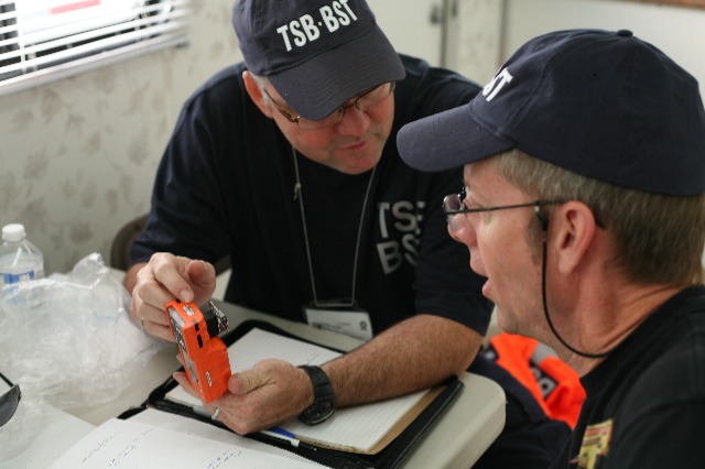 nvestigators Lelièvre and Wallis discussing the functionality of a gas detector - CC BY-NC-ND by TSBCanada